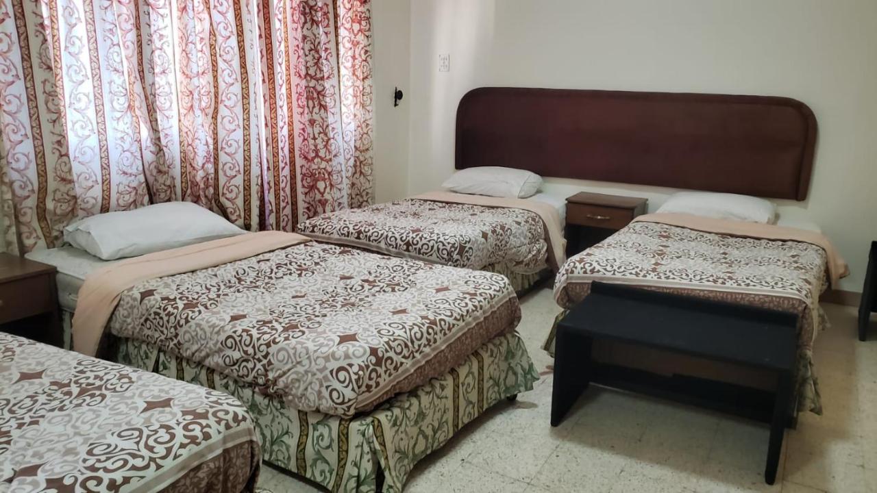 Хостел Student House Мадаба Екстер'єр фото