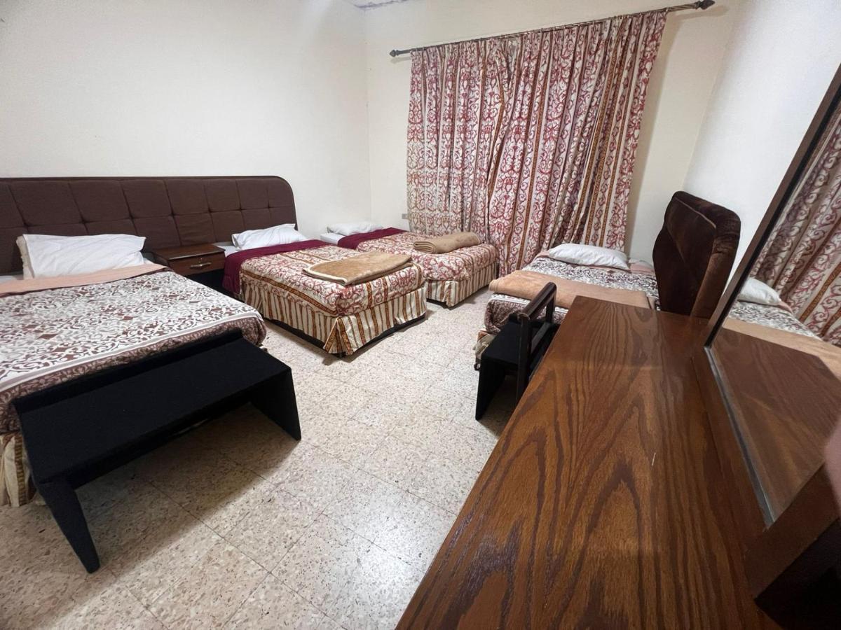 Хостел Student House Мадаба Екстер'єр фото